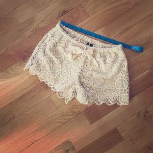 GUC Cream Crochet Short szM